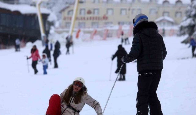 Uludağ’da kayak yaparken düşen kayakçılar kameralara yakalandı