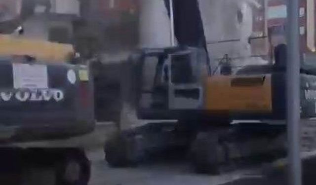 5 katlı bina tek dokunuşla yıkıldı, operatör kepçeden atlayarak kurtuldu