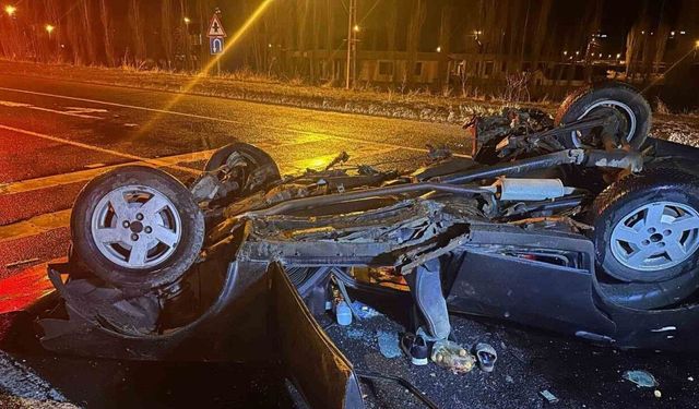 Ağrı’da otomobil hurdaya döndü: 2’si ağır 4 yaralı