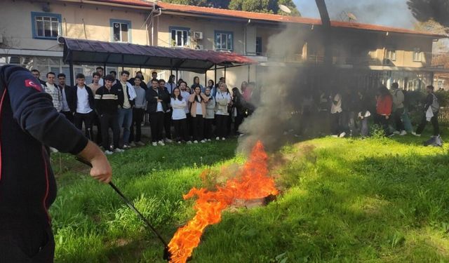 Aydın’da itfaiye ekipleri üniversite öğrencilerine yangın ve tahliye eğitimi verdi