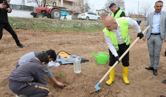 Başkan Önal öğrencilerle fidan dikti