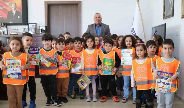 Başkan Özel minik öğrencileri ağırladı