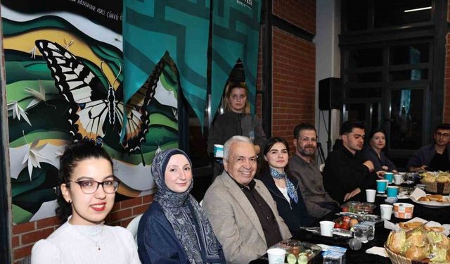 Başkan Şadi Özdemir üniversite öğrencileriyle sahurda buluştu