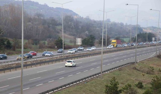 Bolu geçişinde bayram trafiği sürüyor