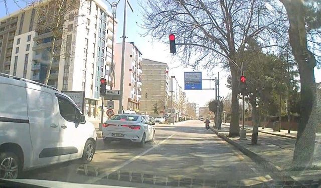 Elazığ’da motosikletlinin kırmızı ışık ihlali kameralara yansıdı
