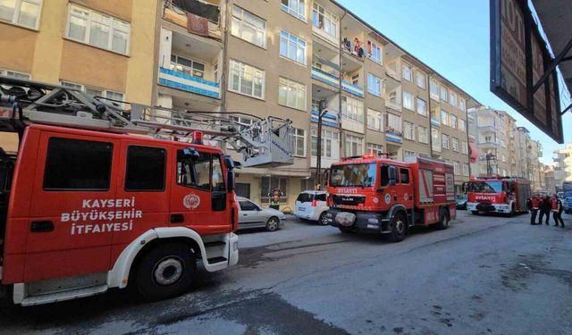 Evini yakan şahsı itfaiye kurtardı