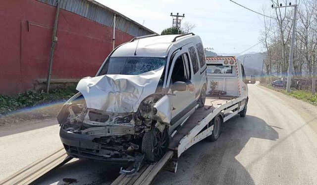 Halk otobüsü ile hafif ticari araç çarpıştı: 1 yaralı