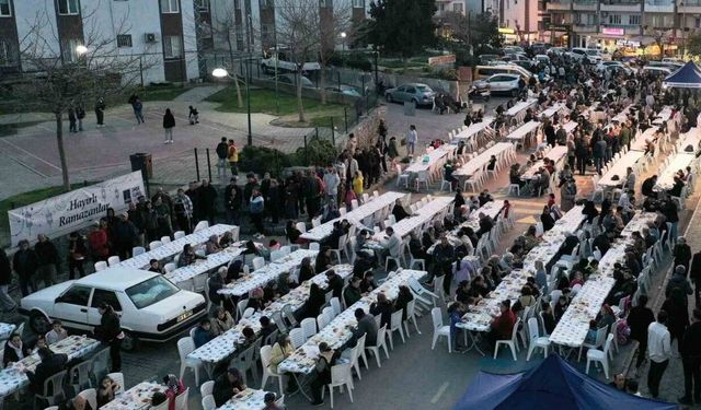 Kuşadası Belediyesi ilk iftar sofrasını Hacıfeyzullah Mahallesi’nde kurdu