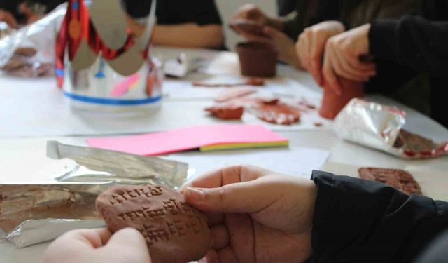 Müzede gördüklerinin aynısını yapıyorlar