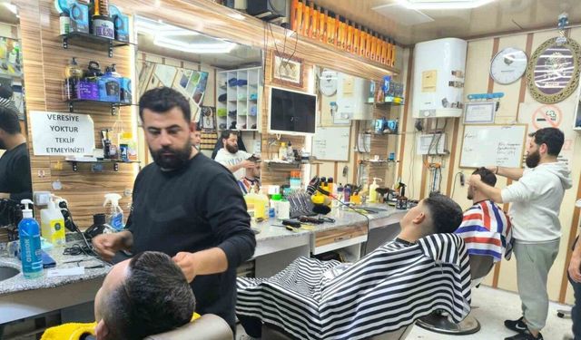 Saç tıraşını son güne bırakanlar bayrama berber dükkanlarında girdi