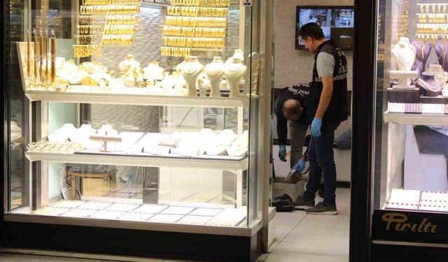 Sarrafın kafasına taşla vurarak kuyumcuyu soymaya çalışan yaşlı kadın gözaltına alındı
