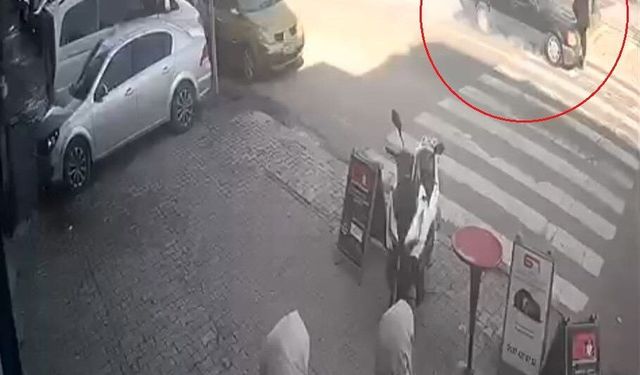 Yaya geçidinde otomobilin çarptığı yaşlı adam ağır yaralandı: Kaza anı kamerada