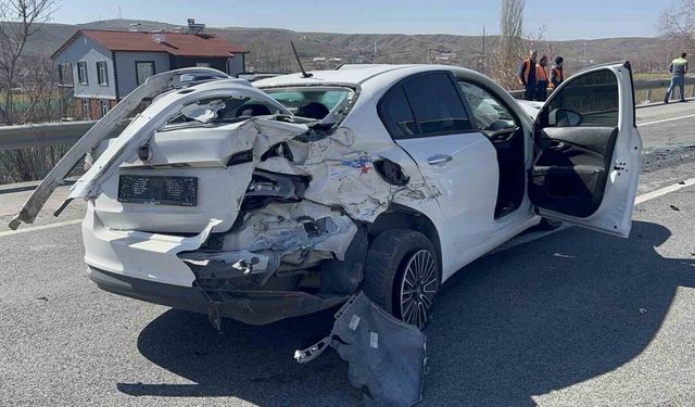 Yozgat’ta otomobiller kafa kafaya çarpıştı: 3’ü ağır 6 yaralı
