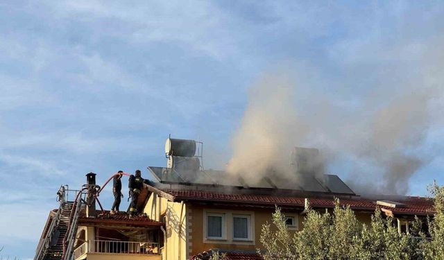 Çatıda çıkan yangın evi sardı