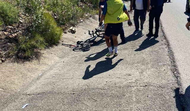 Fethiye’de otomobil bisikletli gruba çarptı: 3 yaralı
