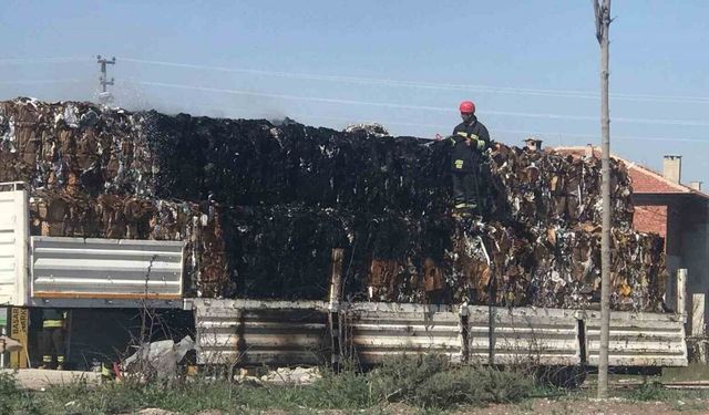 Hurda ve kağıt taşıyan tırın dorsesinde yangın