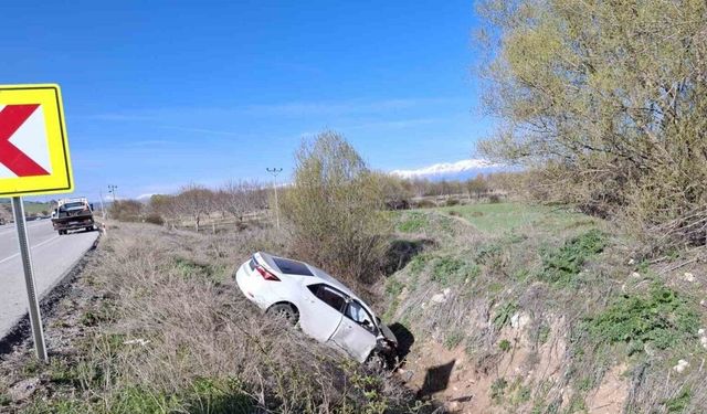 Konya’da otomobil dere yatağına uçtu: 2 yaralı