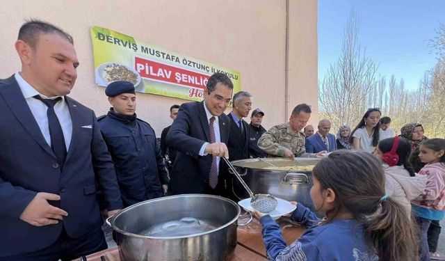 Okul bahçesindeki pilav şenliğinde öğrenciler