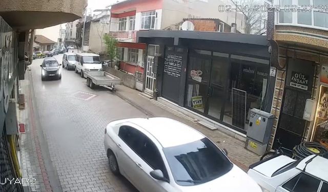 Otomobiliyle park halindeki araçlara çarpan şahıs kameralara yansıdı