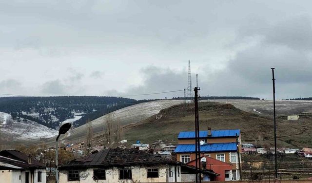 Sarıkamış’ta yüksek kesimlere Nisan karı
