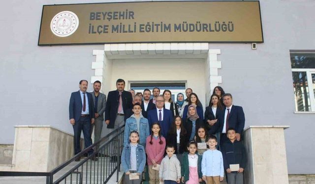 Yaptıkları afiş ve resimlerle suyun önemine dikkat çektiler