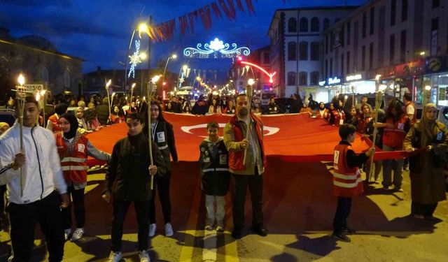 Erzurum’da gençlerden meşaleli yürüyüş
