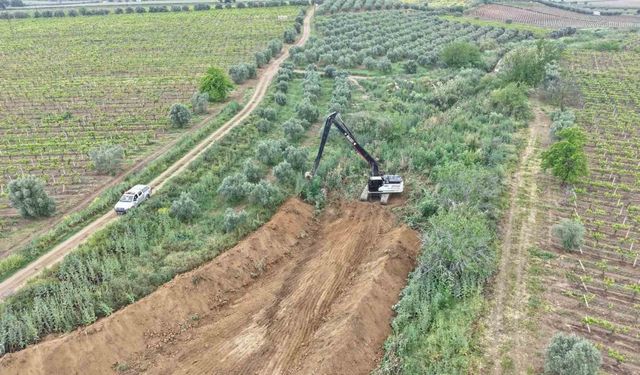Geçtiğimiz yıl taşan dere yatakları temizleniyor