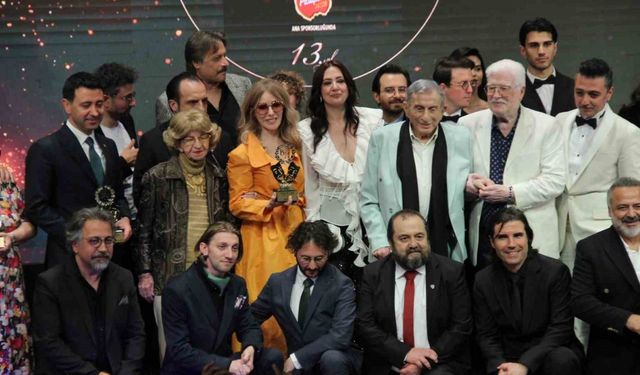 İzmir’den yükselen tiyatro ruhu Türkiye’yi bir kez daha kucakladı