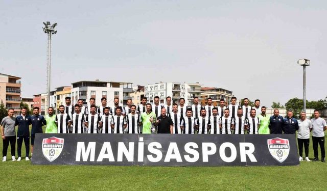 Manisaspor, şampiyonluk kupasını kaldırdı