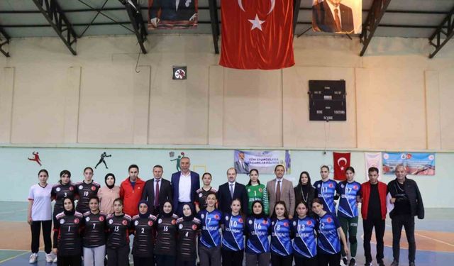 Oltu’da hentbolun şampiyonu Oltu Anadolu Lisesi