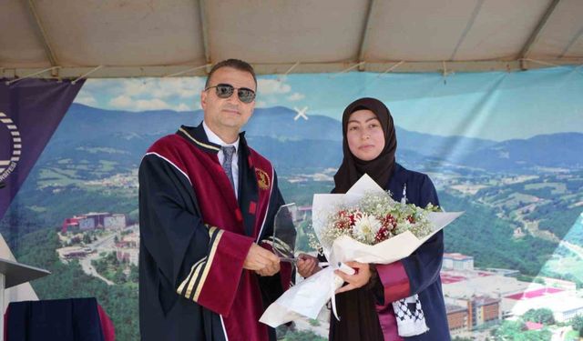 Hem hafız oldu hem fakülteyi birincilikle bitirdi