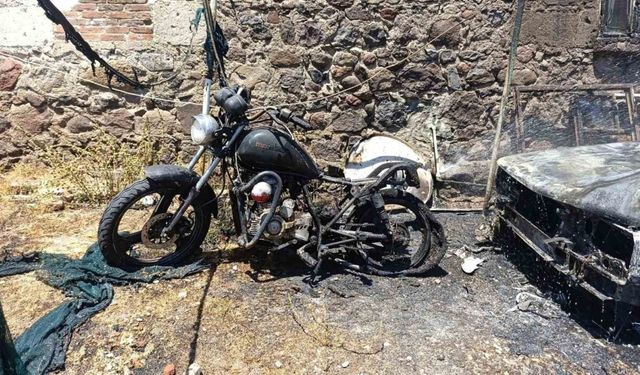 Ayvacık’ta park halindeki otomobil ile motosiklet yandı