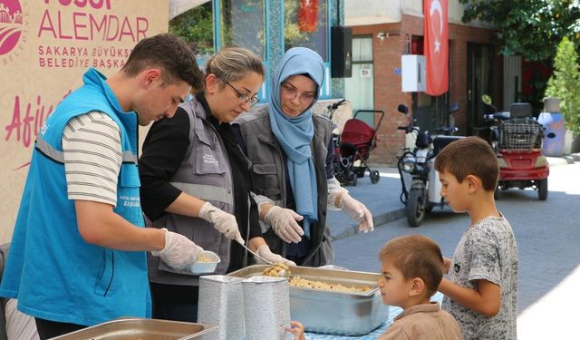 Binlerce kişi aşureyi tattı, hem diller hem de gönüller lezzet buldu