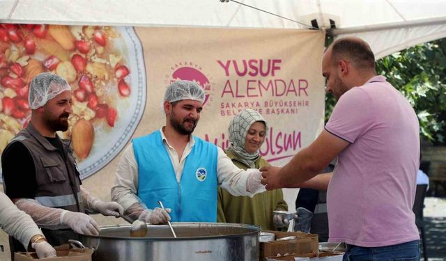 Binlerce kişiye aşure bereketini ulaştırdılar