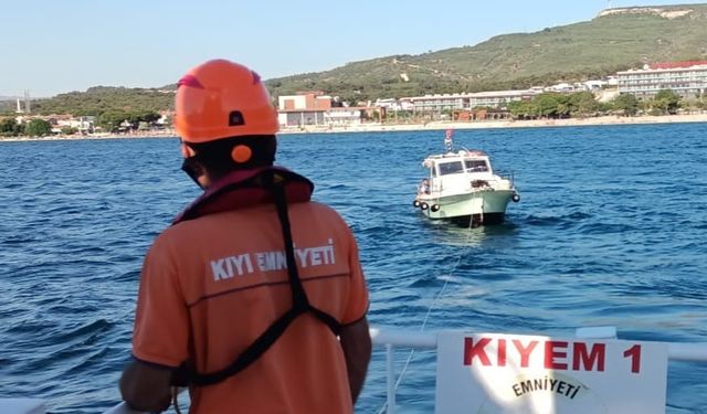 Çanakkale Boğazı’nda sürüklenen tekne kurtarıldı