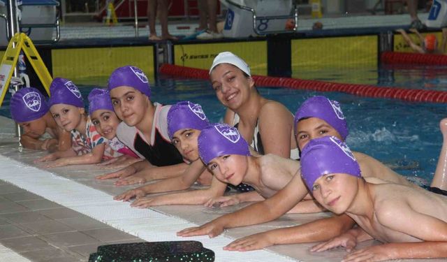 Denizi olmayan Gaziantep’te günlük 3 bin kişiye yüzme öğretiliyor