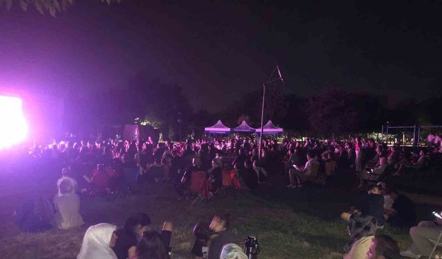 Eskişehirliler milli voleybol maçını dev ekranda izledi
