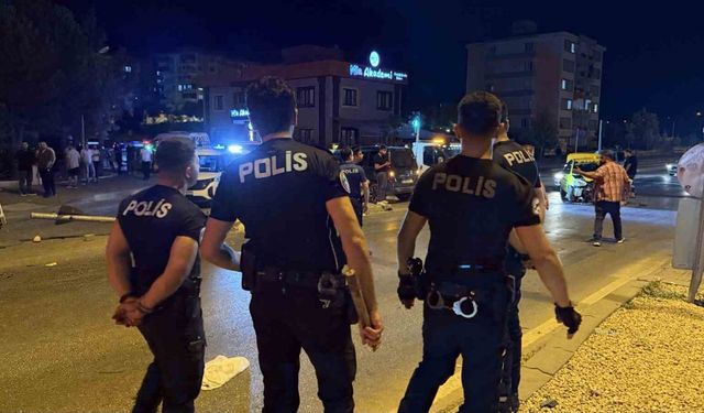 Gaziantep’te 3 otomobilin karıştığı kazada ortalık savaş alanına döndü: 6 yaralı, 12 gözaltı