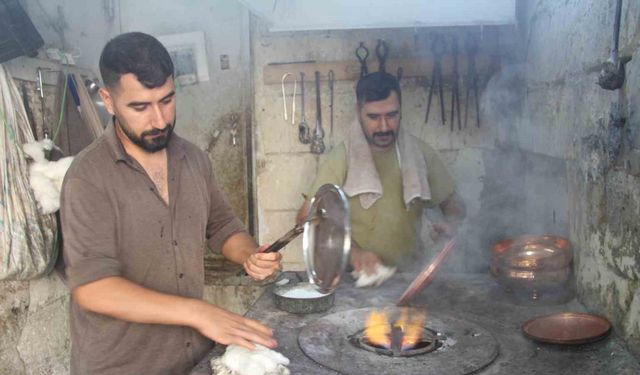 Kalay ustalarının 200 dereceyi bulan sıcaklıkta zorlu mesaisi
