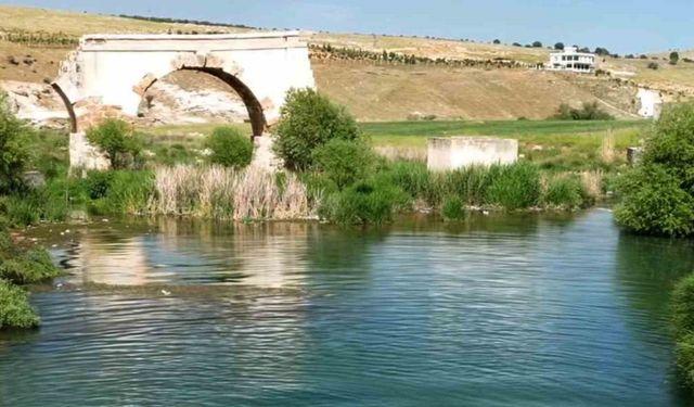 Kavurucu sıcaklardan bunalan Arabanlı vatandaşlar akarsularda serinliyor