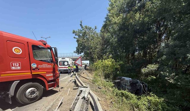 Otoyolda kontrolden çıkan hafif ticari araç şarampole devrildi: 6 hafif yaralı