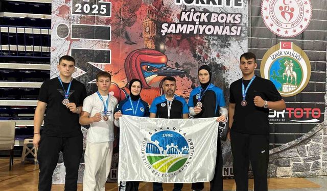 Sakarya Büyükşehir Kick Boks sporcularından İzmir’de madalya yağmuru