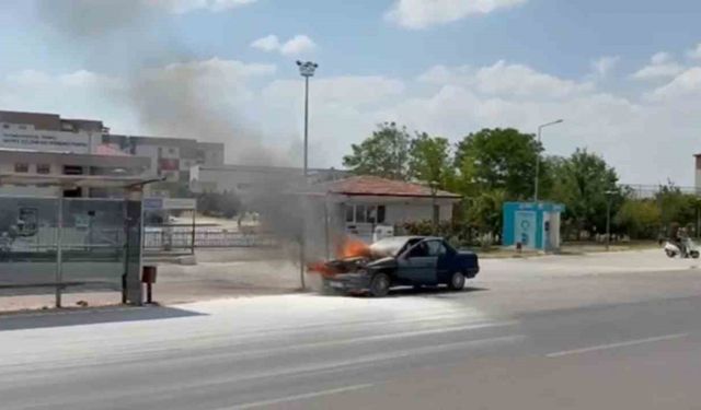 Seyir halindeki otomobil alev alev yandı