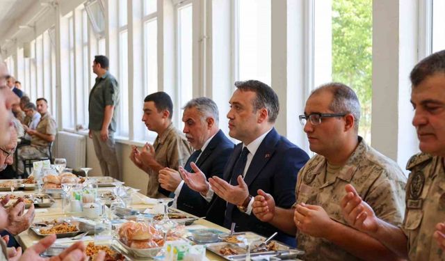 Vali Sözer Mehmetçiklerle aynı sofrada buluştu