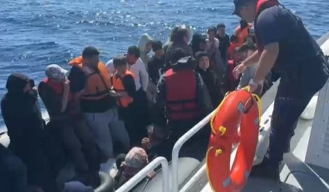 Yunan unsurları lastik bottaki 39 kaçak göçmeni ölüme terk etti