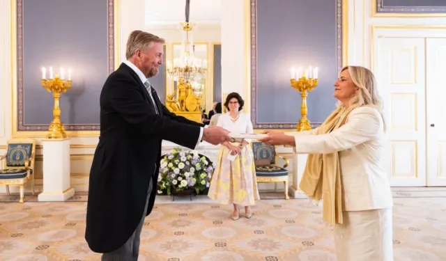 Türk Büyükelçi Yazgan, Hollanda'da zarafetiyle övgü topladı.