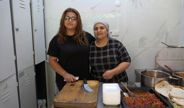 2 metrekarelik dükkanında yaptığı yemeklerle ev ekonomisine katkı sağlıyor