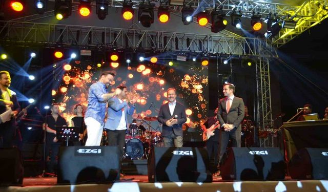 AK Parti’li Kasapoğlu sahnede Sinan Akçıl’a eşlik etti