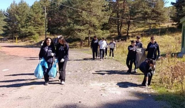Ardahan’da öğrenciler orman temizledi
