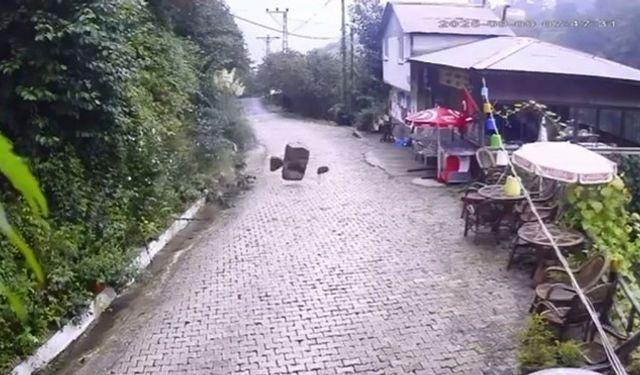 Artvin’de heyelan anı kamerada: Kayalar işletmeye ramak kala durdu